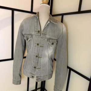 Levi’s Denim Jacket – Size M (Fits Like S) – Worn Condition